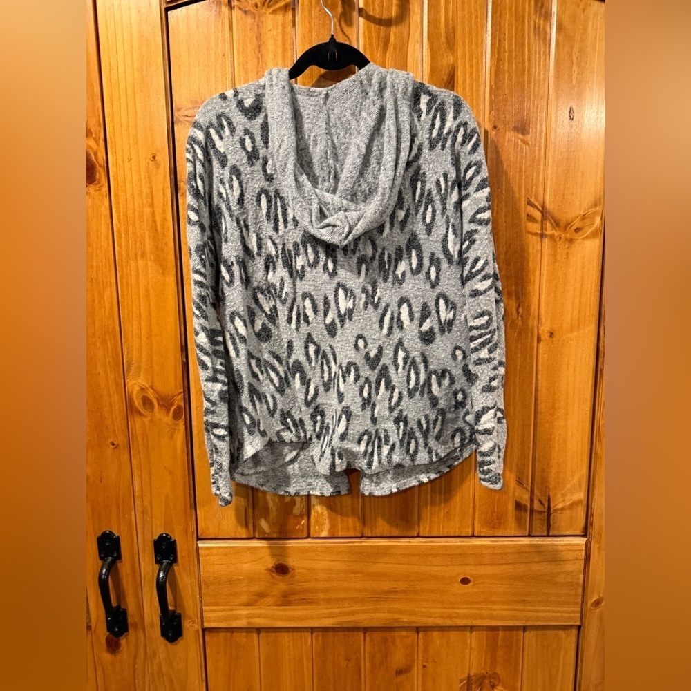 BB Dakota Gray Leopard Print
Hooded Cardigan - Picture 4 of 4
